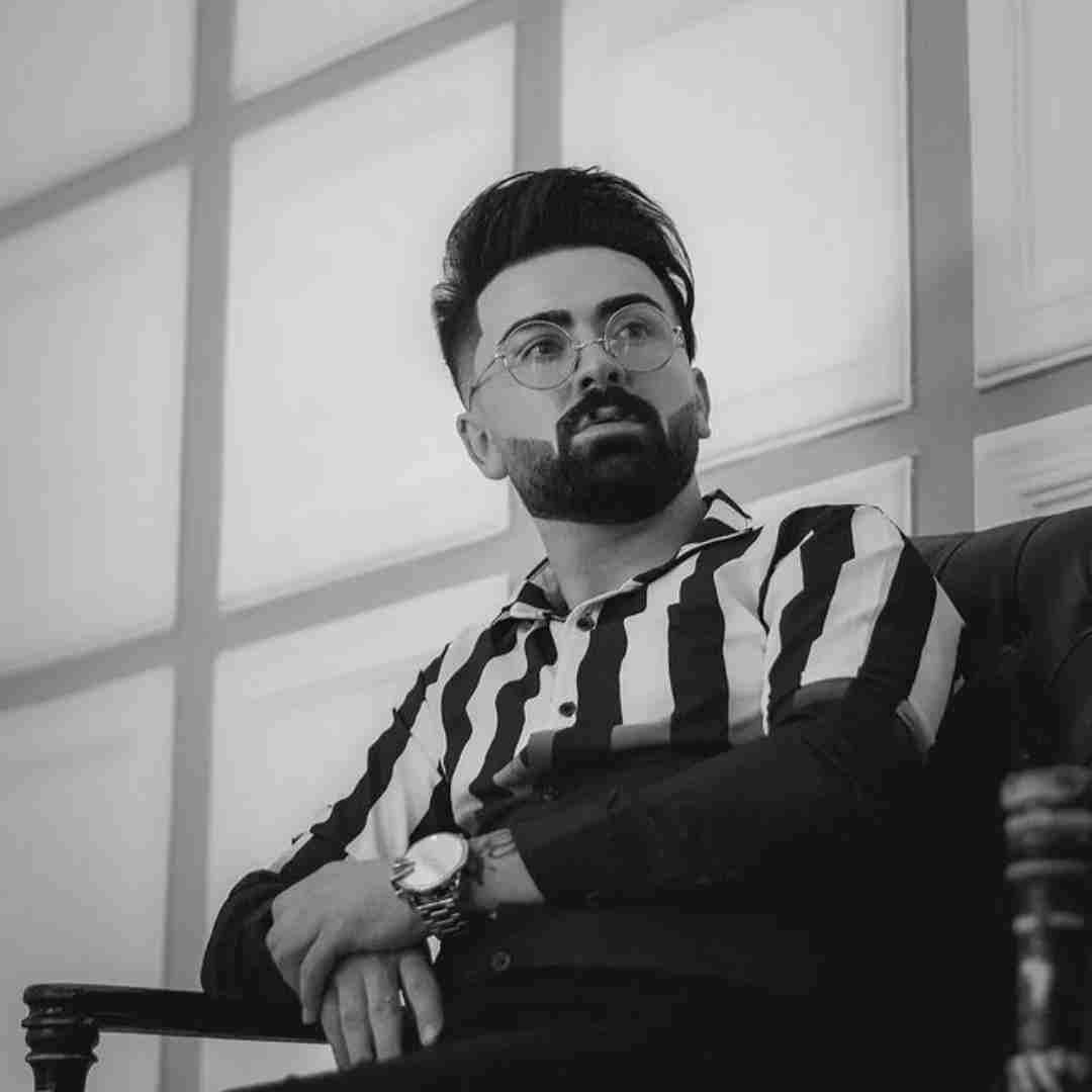 برسام تو چشامی خب اعلی حضرت تو خدامی و من بندت
