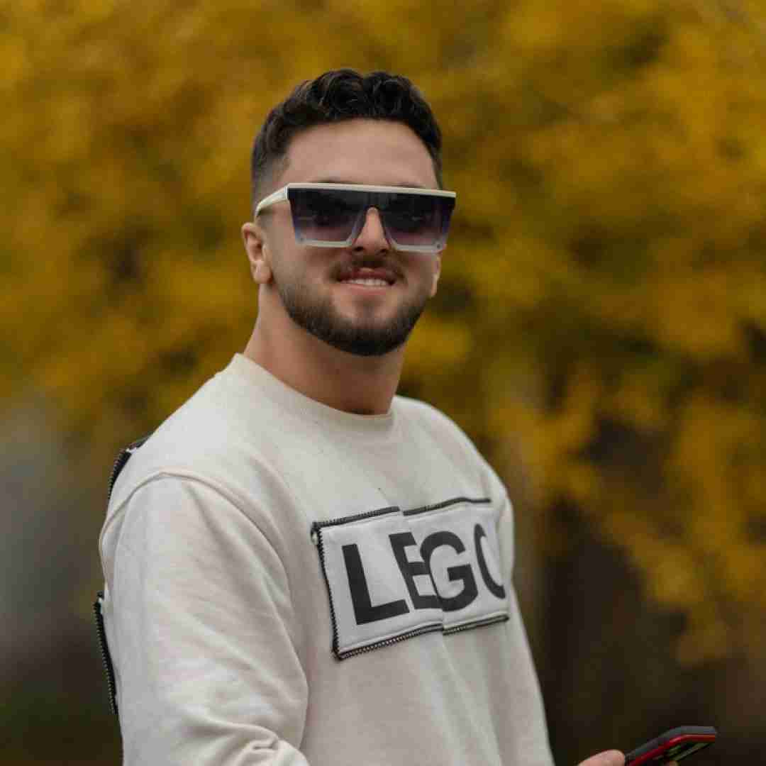 ابوالفضل متو چشمون سیاه ره فرفری موها ره