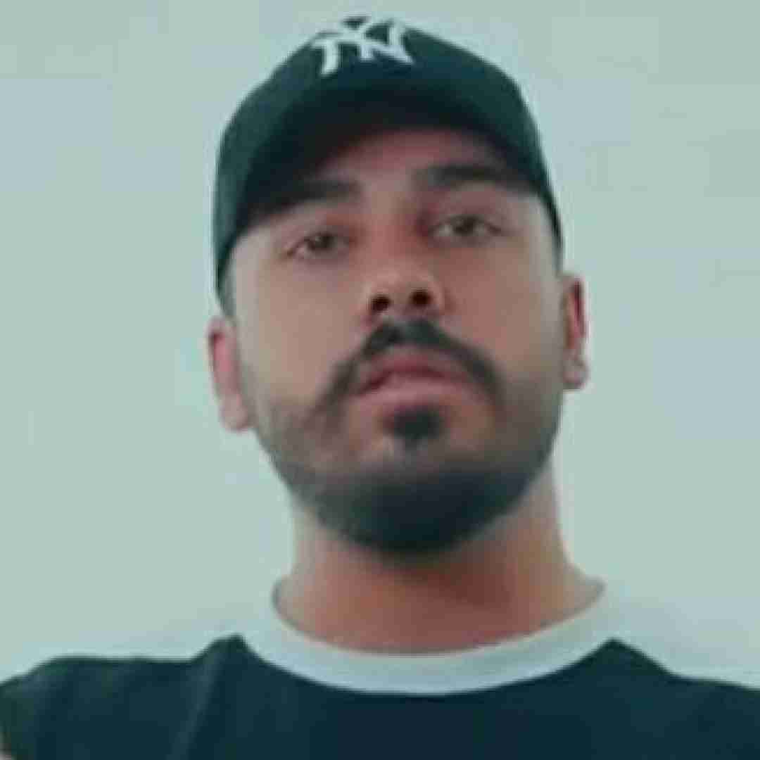 علی کامیار قلبمو آخه چرا میکنی سنگ کیو به سینه میزنی