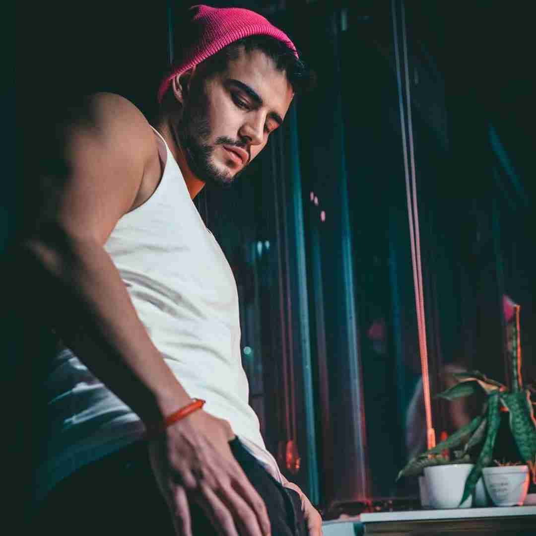 علی حسینی این اصلا شبیه تو نیست همش موهاشو میبنده