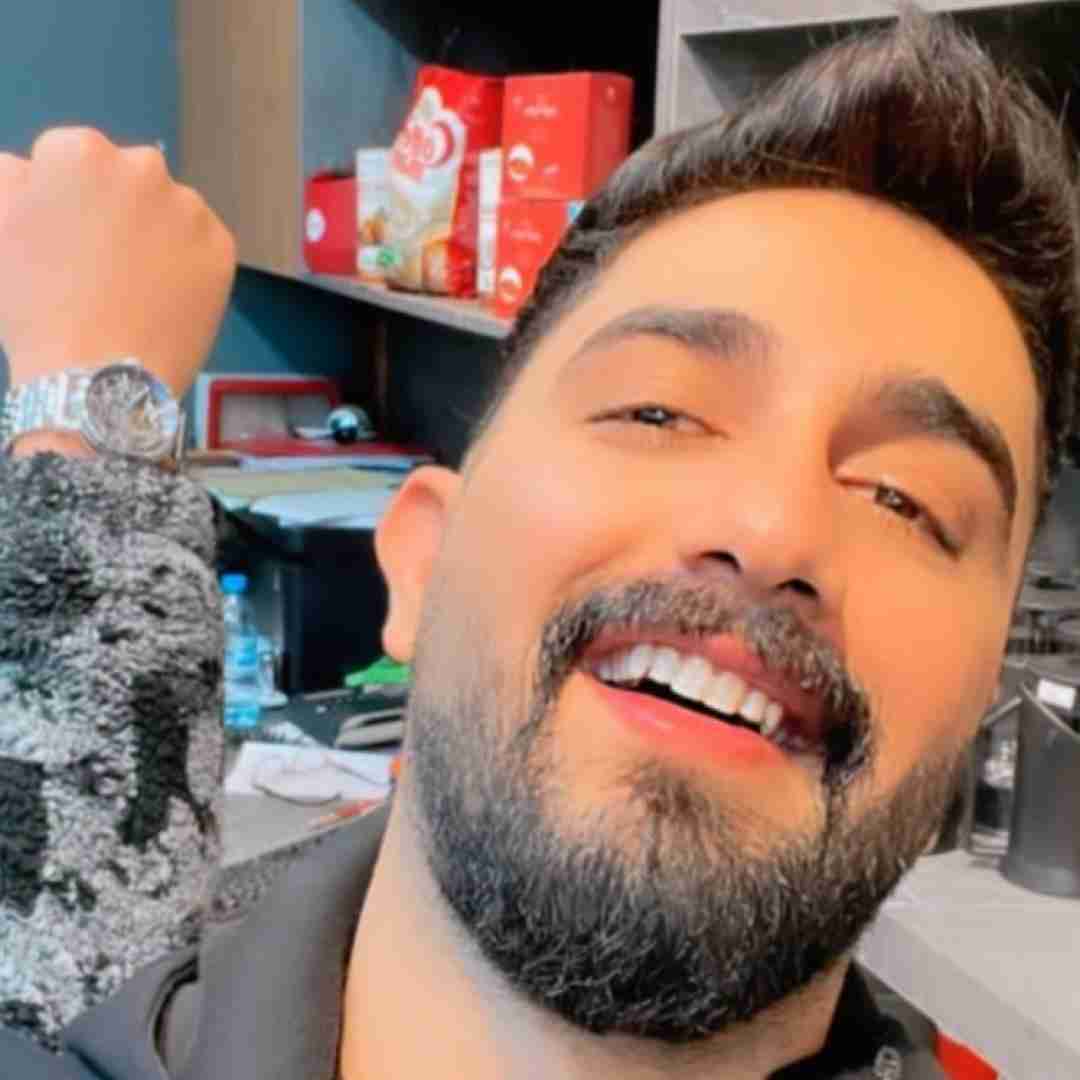 محمد امیری یه عکس یادگاری وبان دیوار شو و روژ بیدار