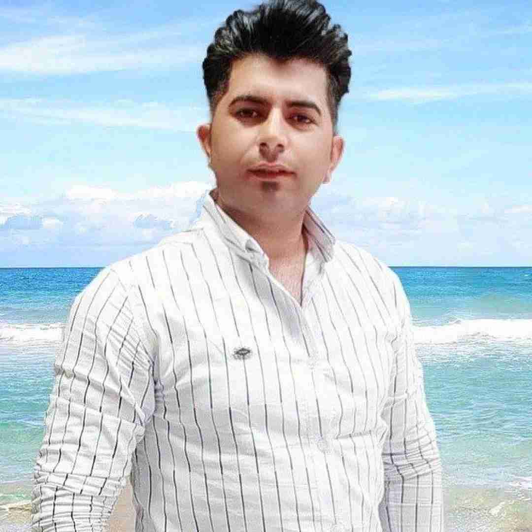 علی رزاقی انگشت نما