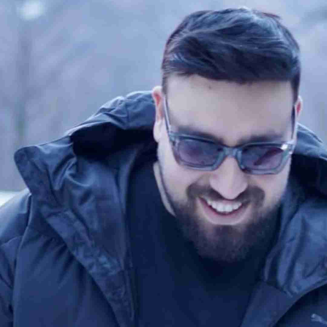 سینا صداقت نازنینا بر لبت رنگی چنین دلکش نزن