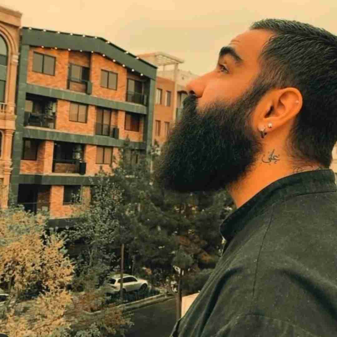 علی میر عجب یکم برو دنیارو بگرد اگه دیدی کسی گیرت اومد