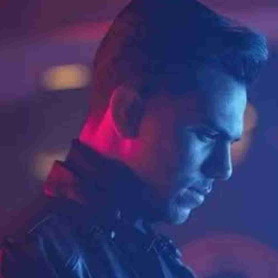 پیام عباسی یه اتاق تم تاریک وناو ای چهار دیواری