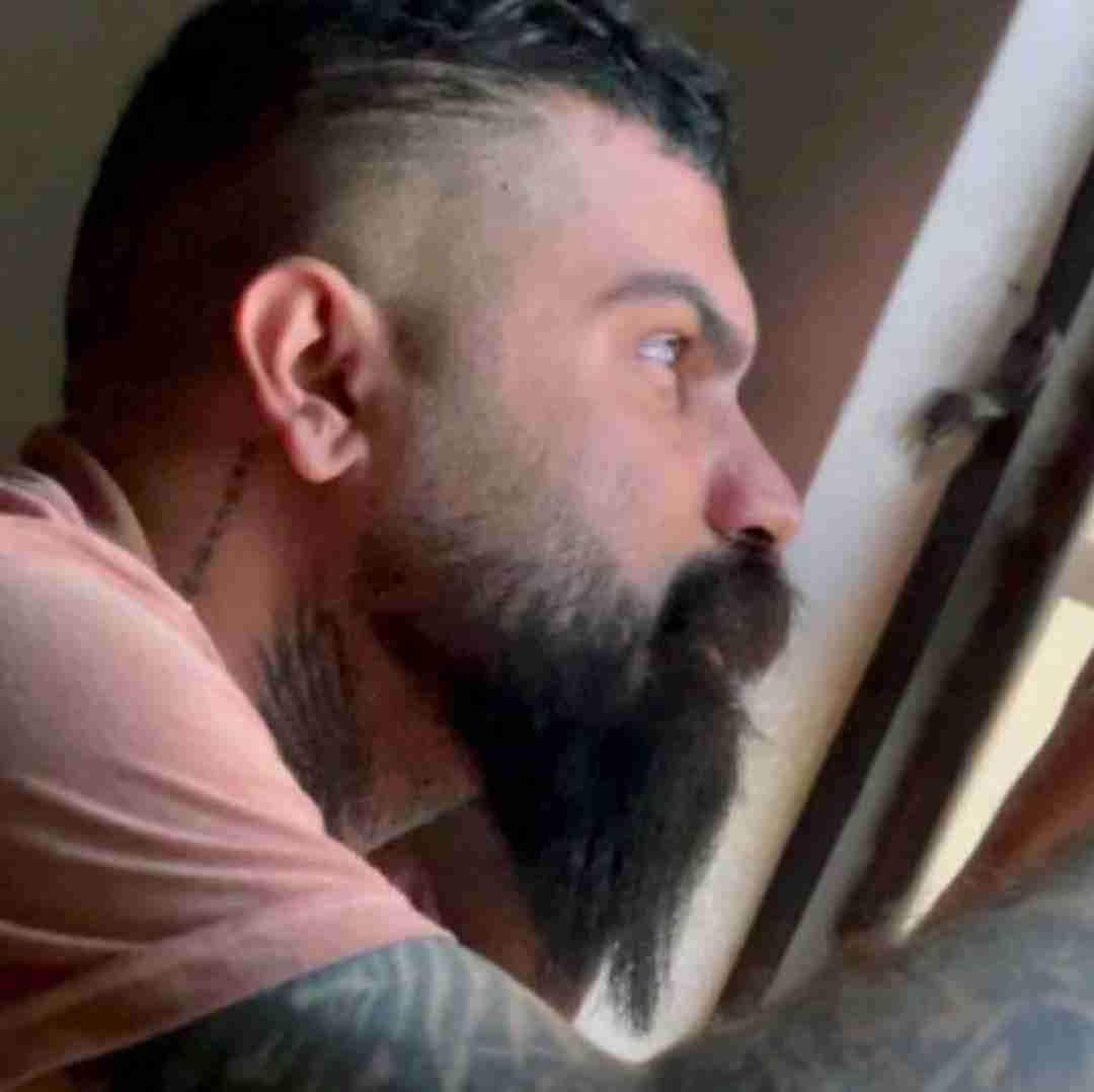 فرهاد جهانگیری یه اتاق تم تاریک وناو ای چهار دیواری